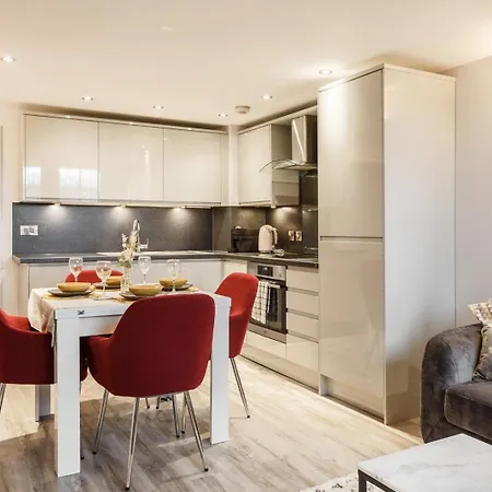 Charming Retreat In Bradford Apartment *